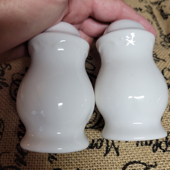 Gently used white ceramic salt and pepper shakers perfect condition no fl - Picture 4 of 5